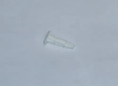Weißes Distanzstück von Daikin, geformt mit einem breiten Kopf und einem schmalen Schaft, auf hellem Hintergrund.